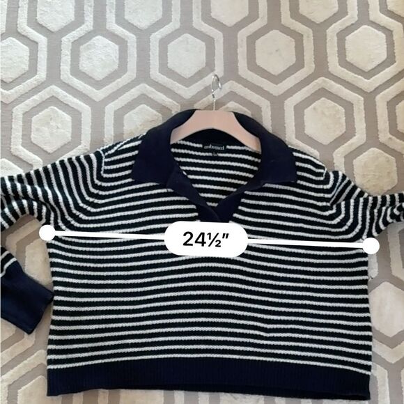 Embossed Striped Split V Neck Knit Sweater in Navy and White L - Picture 9 of 12